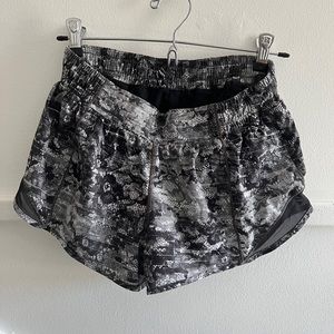 Vintage lululemon size 6 4” mid rise hotty hot short